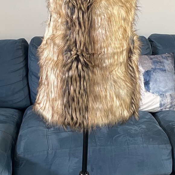 Forever 21 Faux Fur Vest - Picture 3 of 7